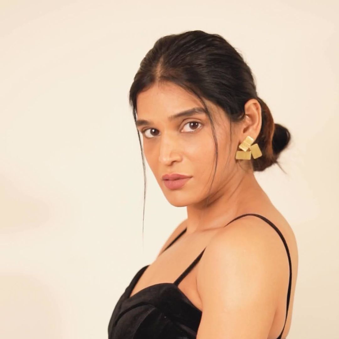 Neeha Garg in Gold Biscuit Studs