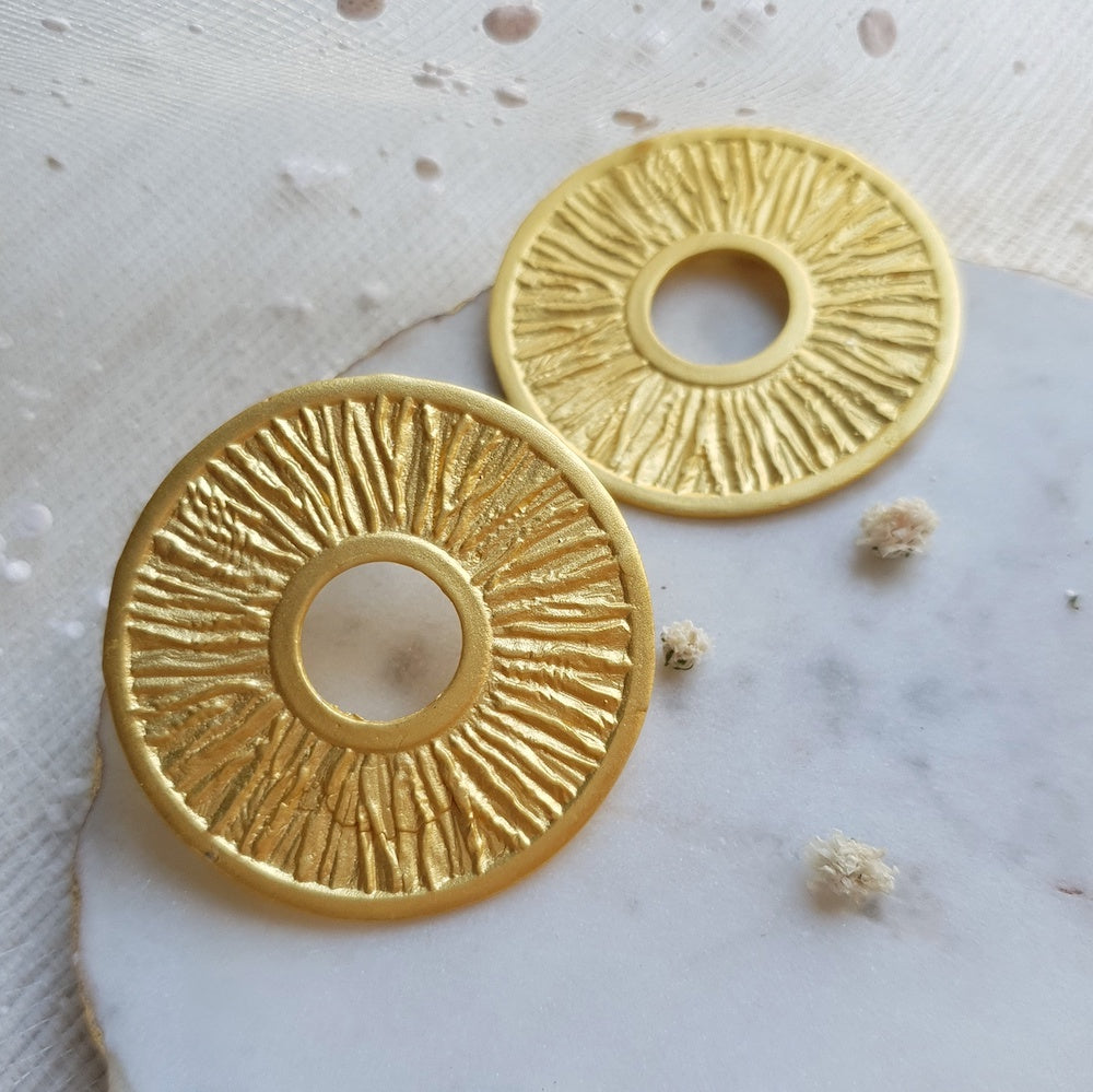 textured round studs