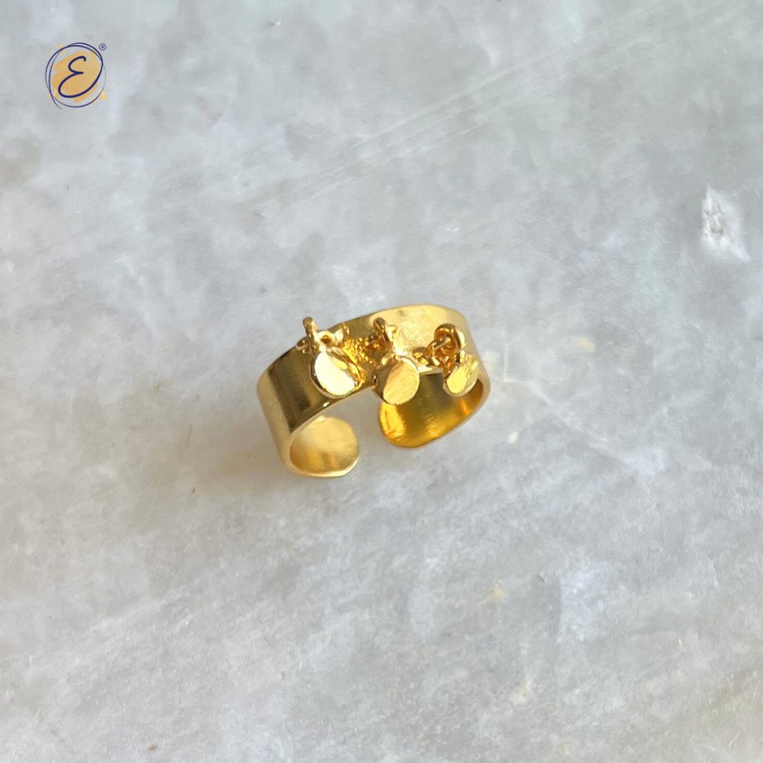 Trey ring with fidget discs