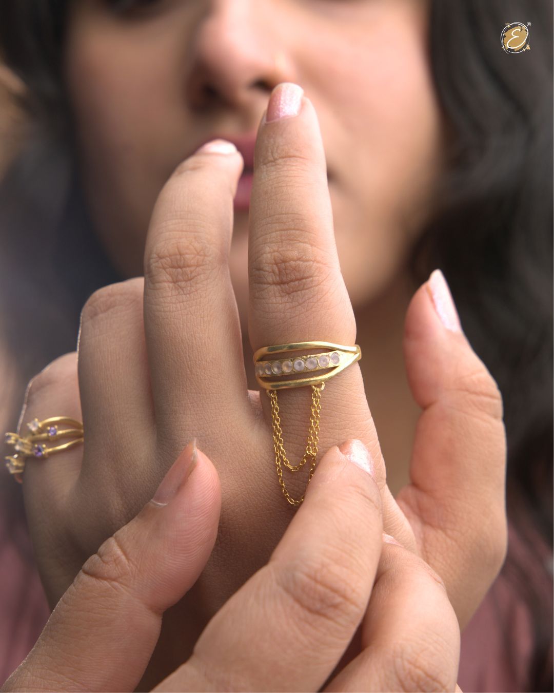 Hand model wearing Kira Chain Ring with swaying chain accents